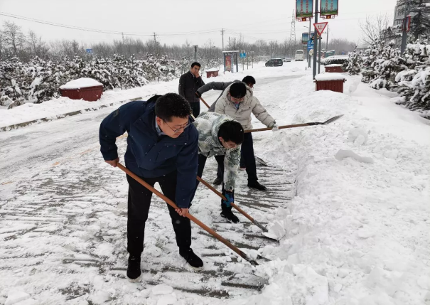 星空网站网页版页面入口-星空(中国)
组织全体员工扫雪除冰(图2)