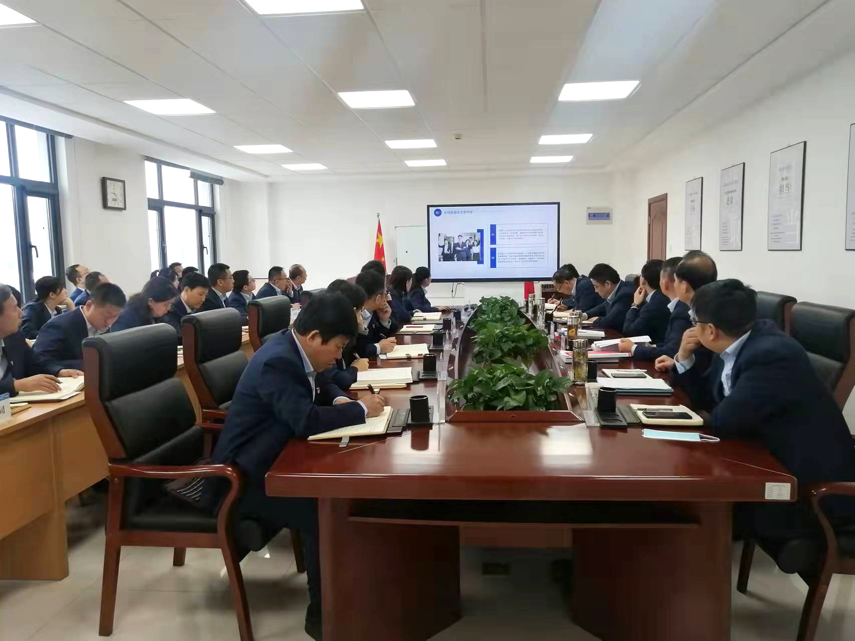 星空网站网页版页面入口-星空(中国)
召开党委理论学习中心组集体学习会议(图2)